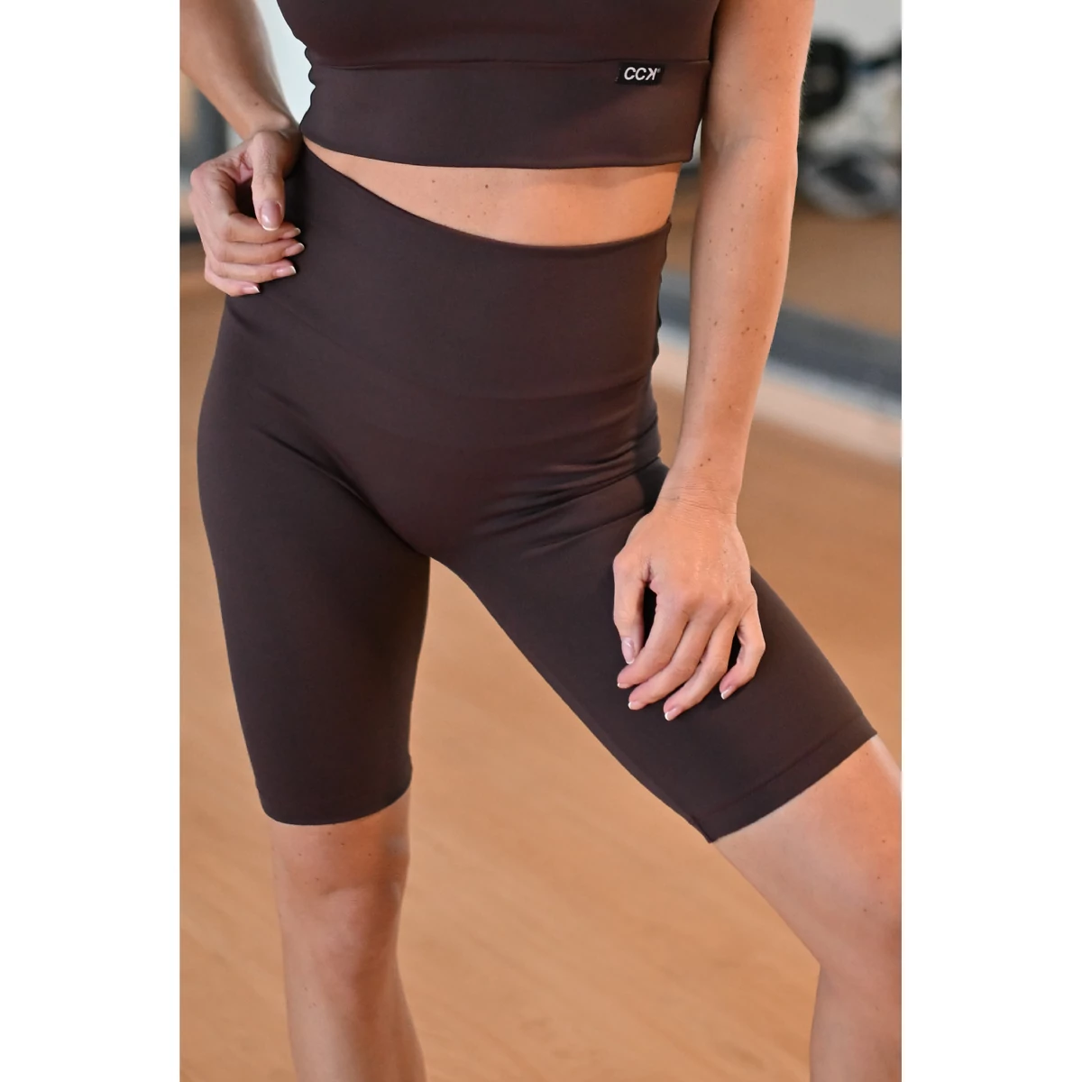 Barna basic, magasderekú női fitness biciklis short