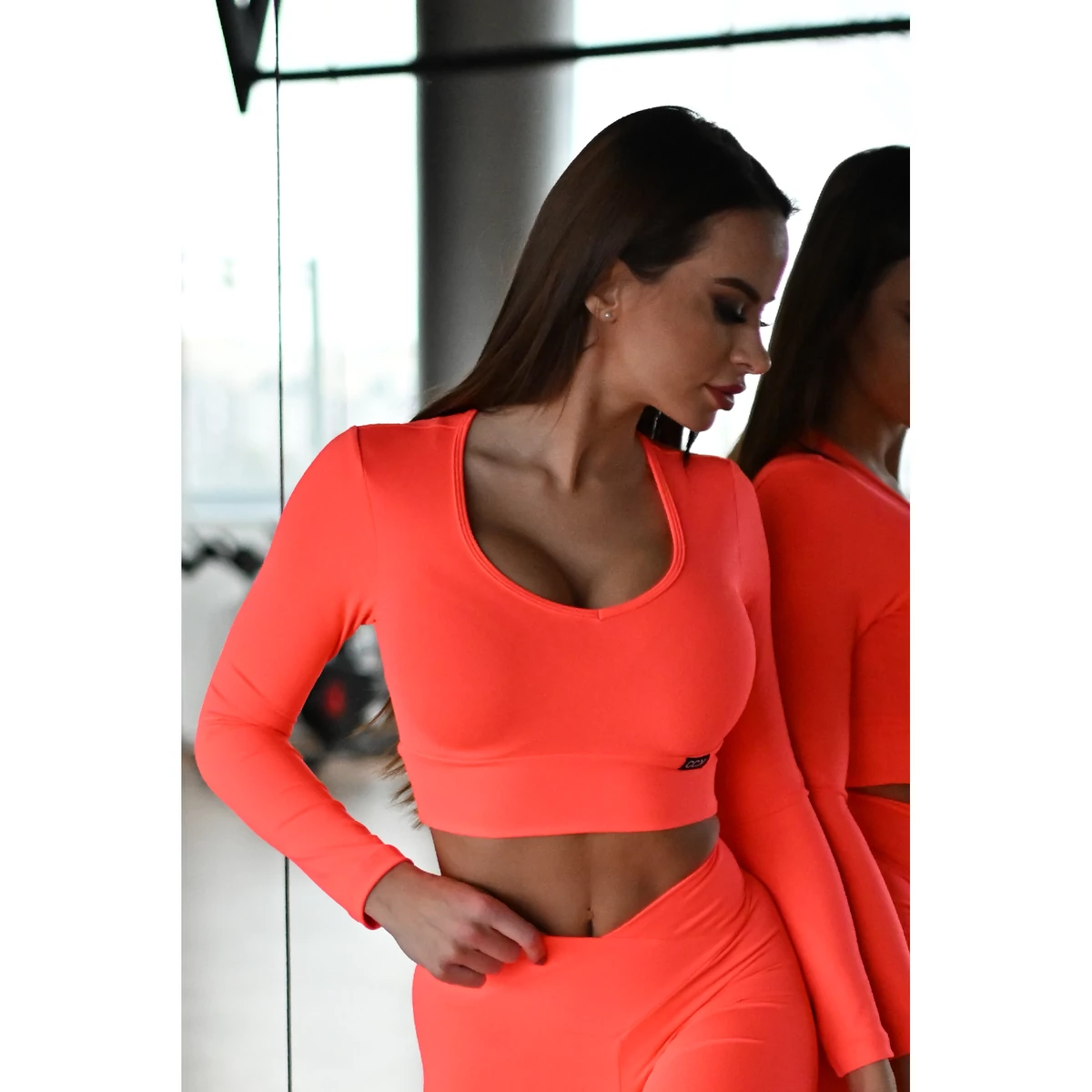Fitnesz basic hosszú ujjú crop felső, V nyakú, neon korall (rio)