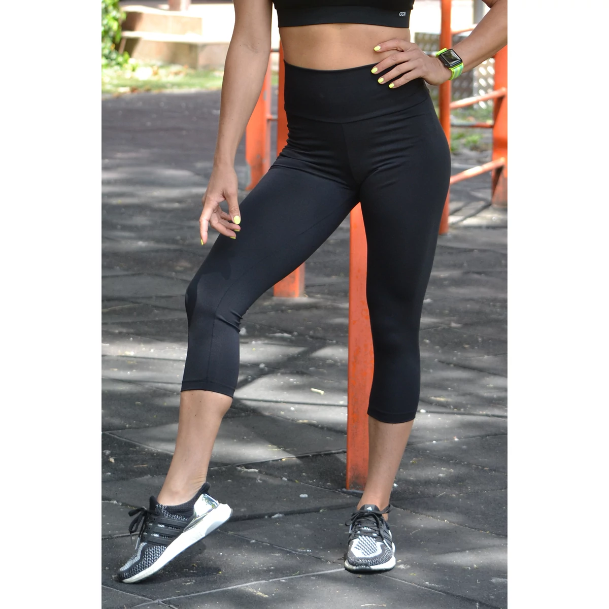 Fekete basic magasderekú női fitness sport caprinadrág