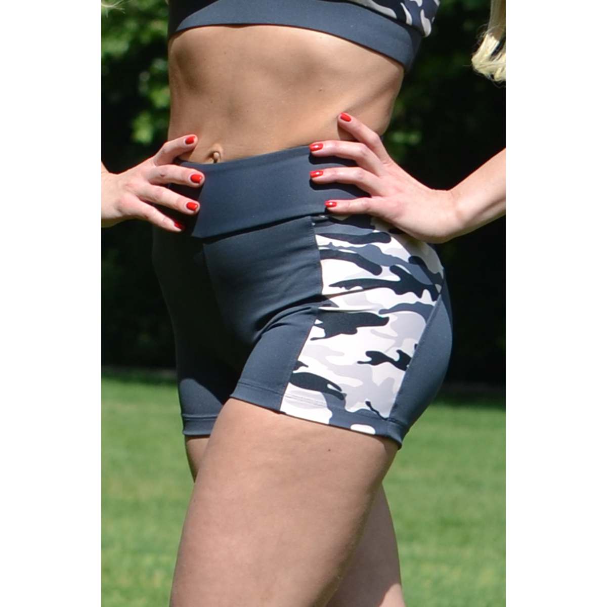 Púder terepmintás hullám short