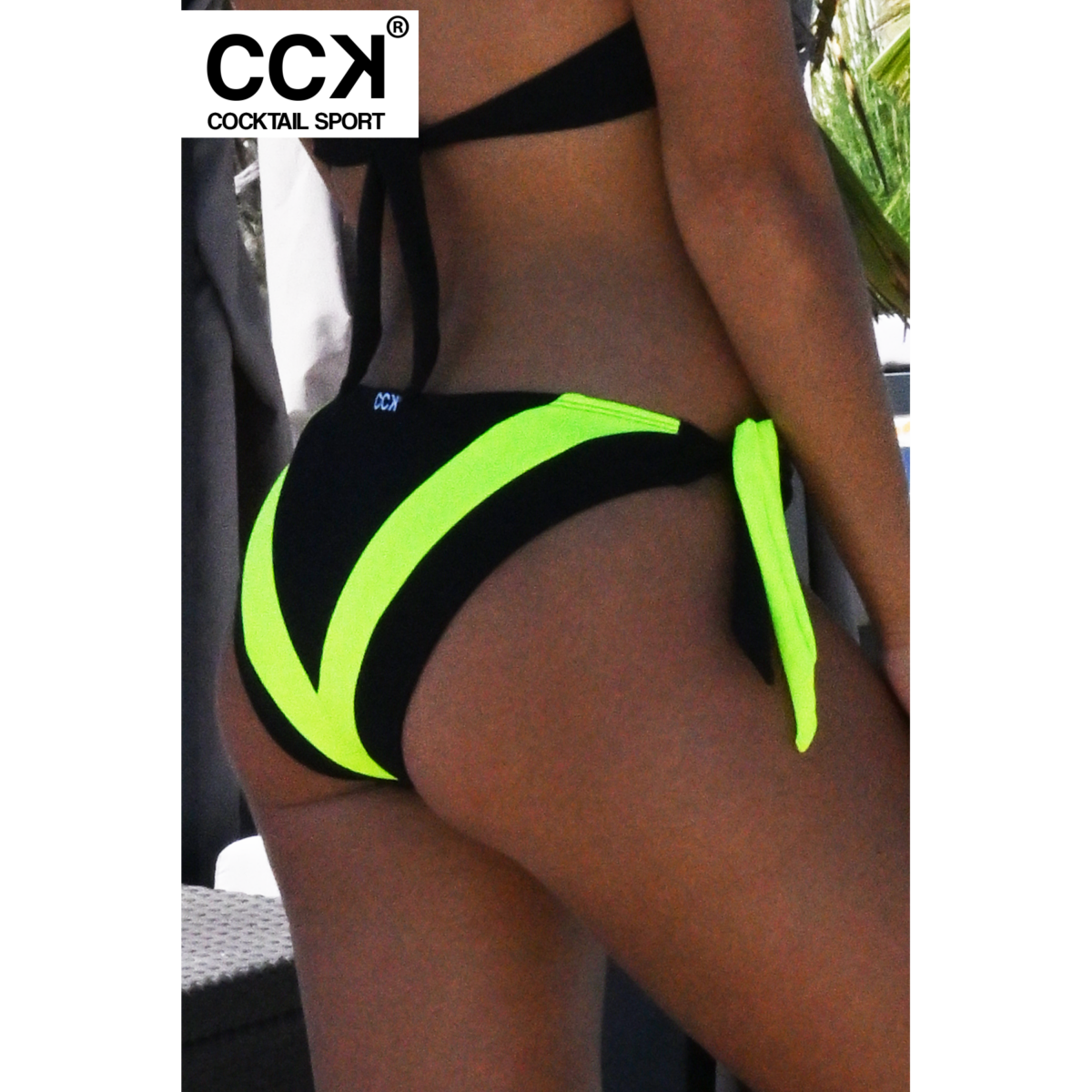 Fekete - neon zöld, oldalt megkötős, hagyományos fazonú tricolor bikini alsó.