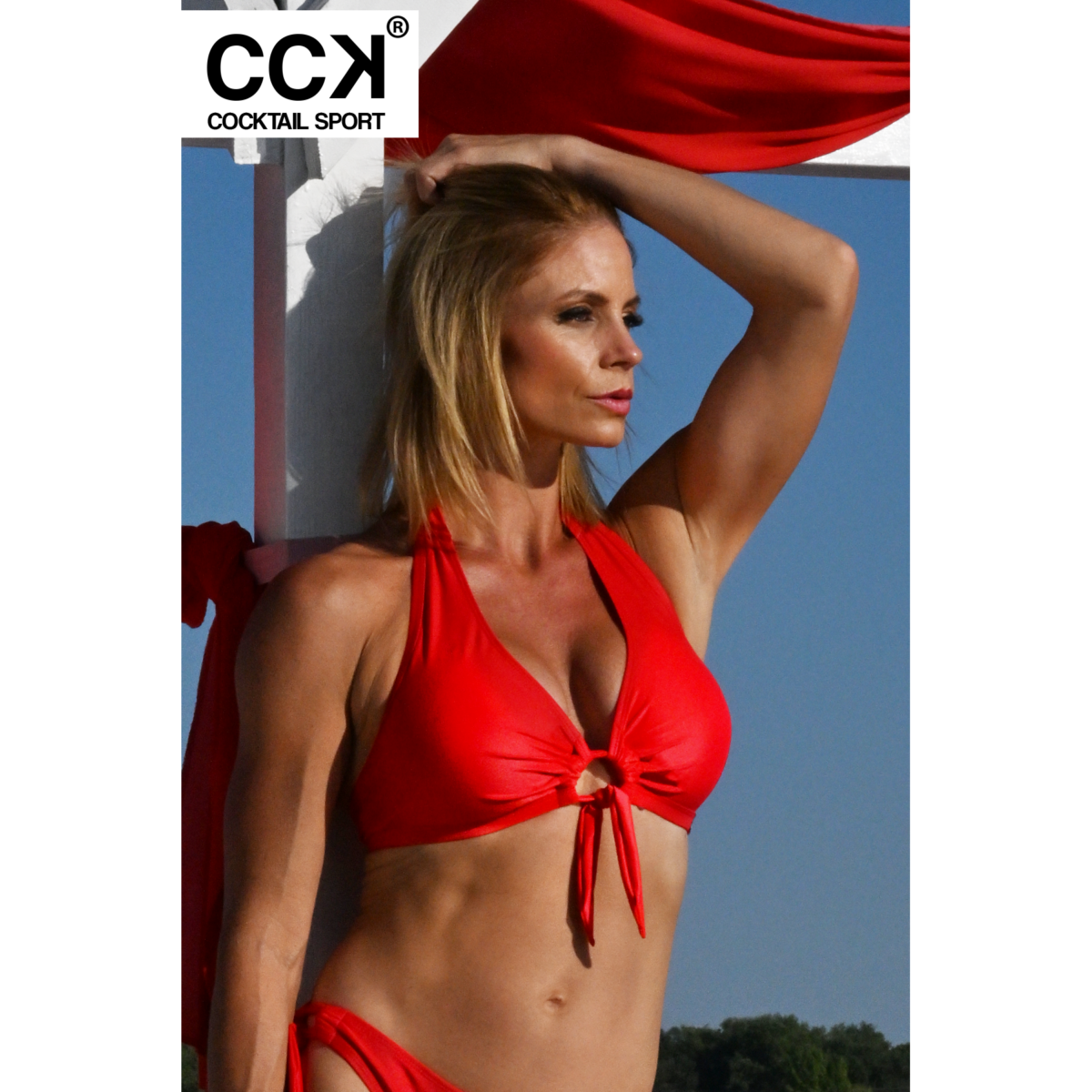 Extra fényes, csiszolt piros, kivehető szivacsos, oldalpántos, D kosaras háromszög bikini felső