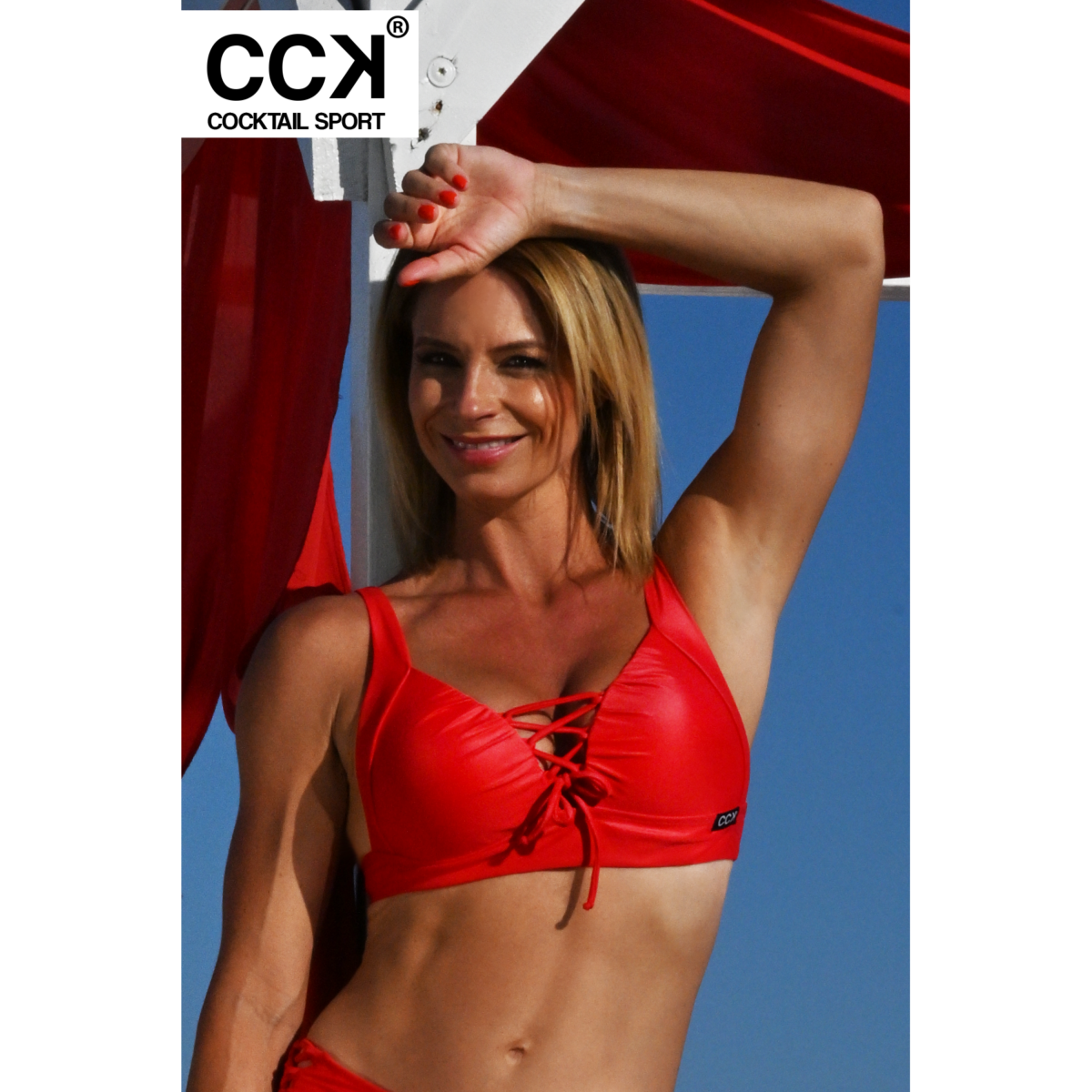 Extra fényes, csiszolt piros, alul és oldalt széles pántos, állítható vállpántos, push up B formakosaras háromszög bikini felső