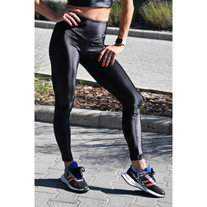 Fekete extra fényes, csiszolt, húzott fenekű női leggings
